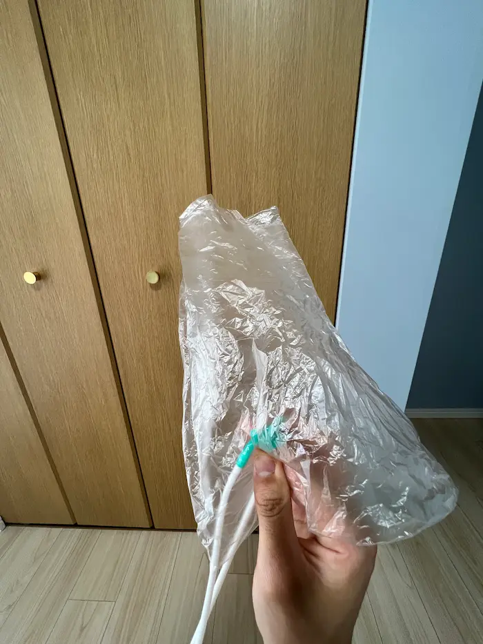 袋の中にカニューレを入れている