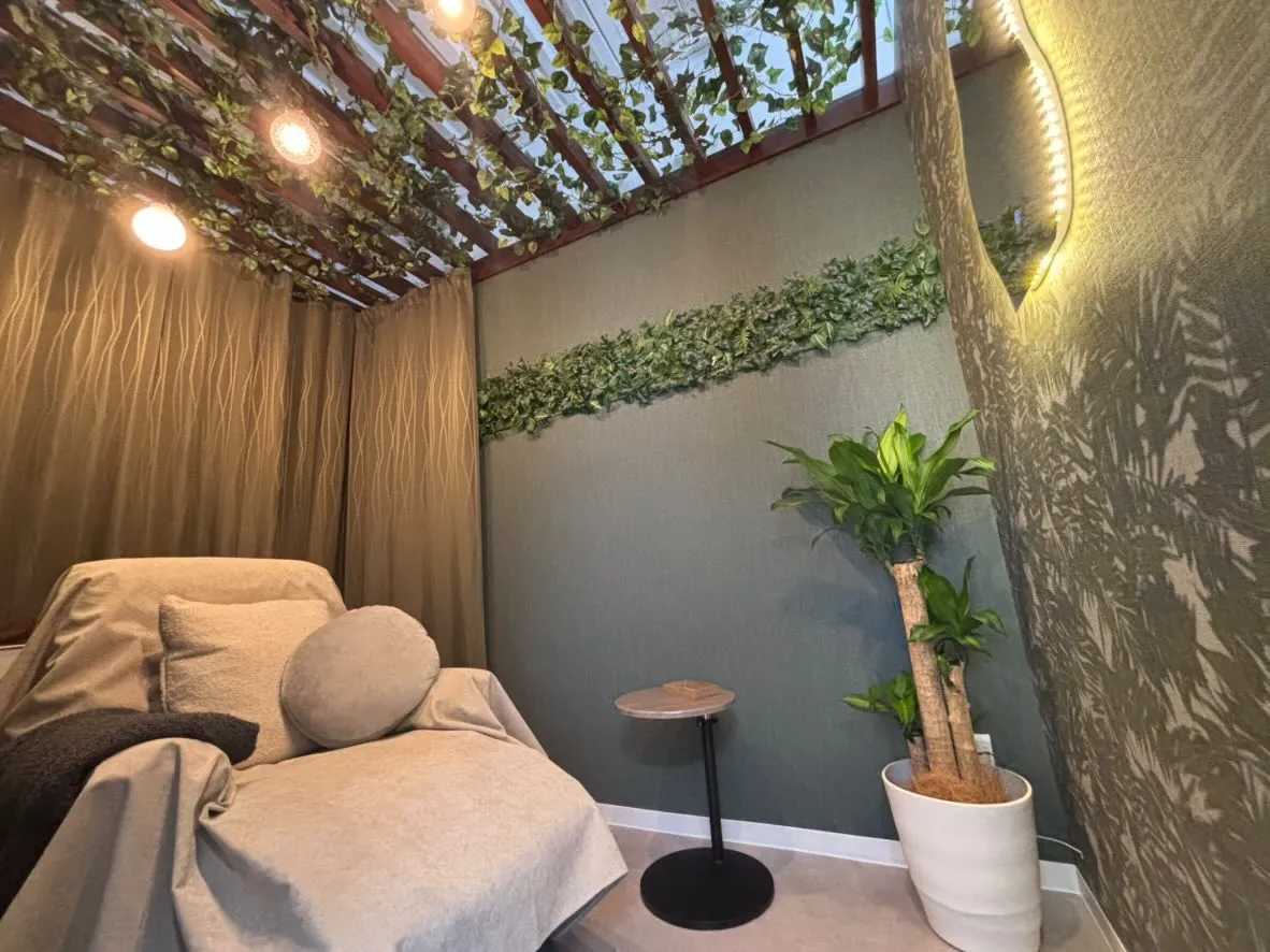 大阪府内で水素吸入ができるサロン「ドライヘッドスパ＆高濃度水素サロン 巡~meguri~堀江」の内装写真