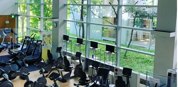 京都で水素吸入ができる施設「フィットネスクラブピノスけいはんな」のジム風景