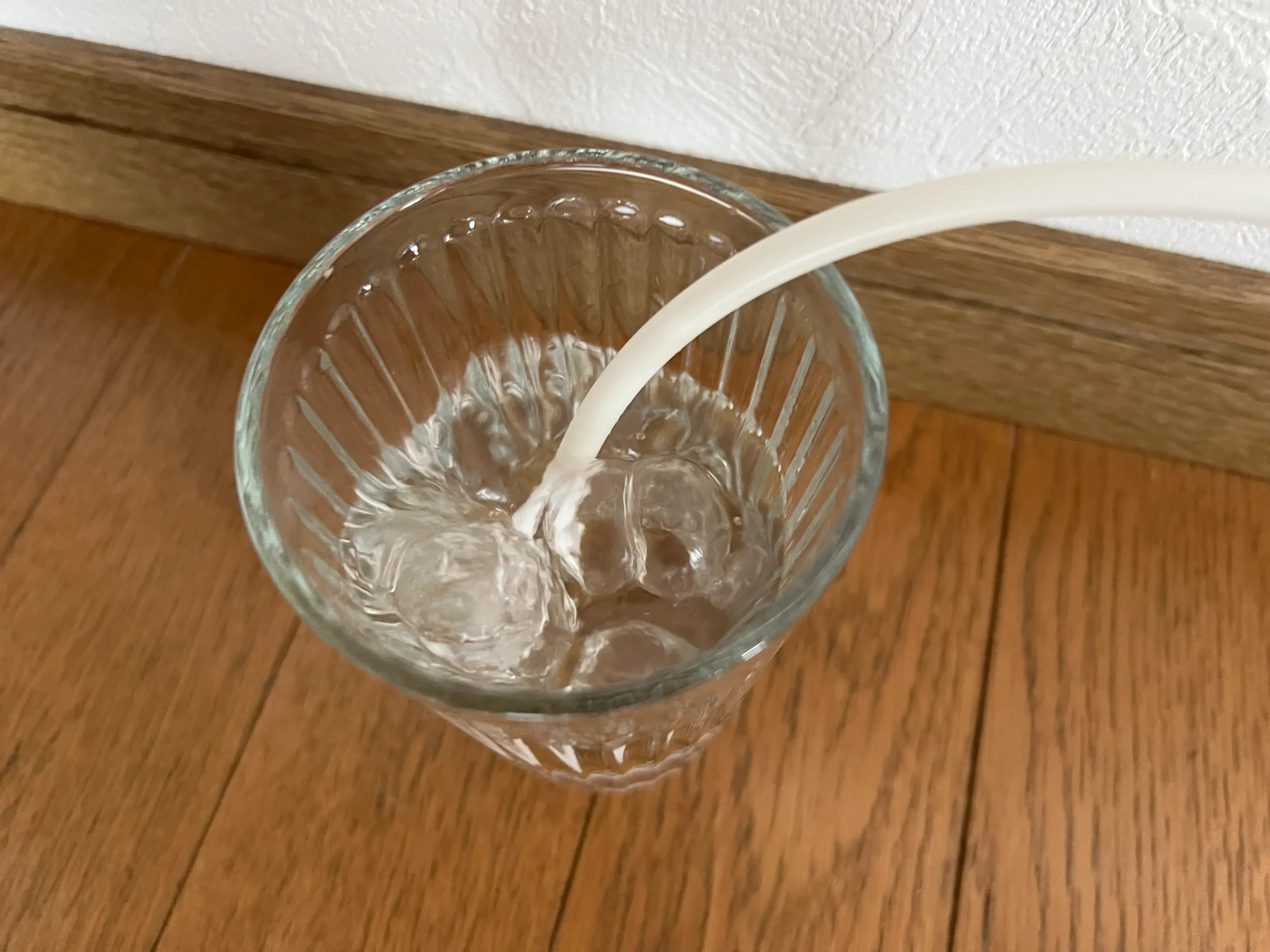 水素ガスがコップの中の水に溶けていっている様子