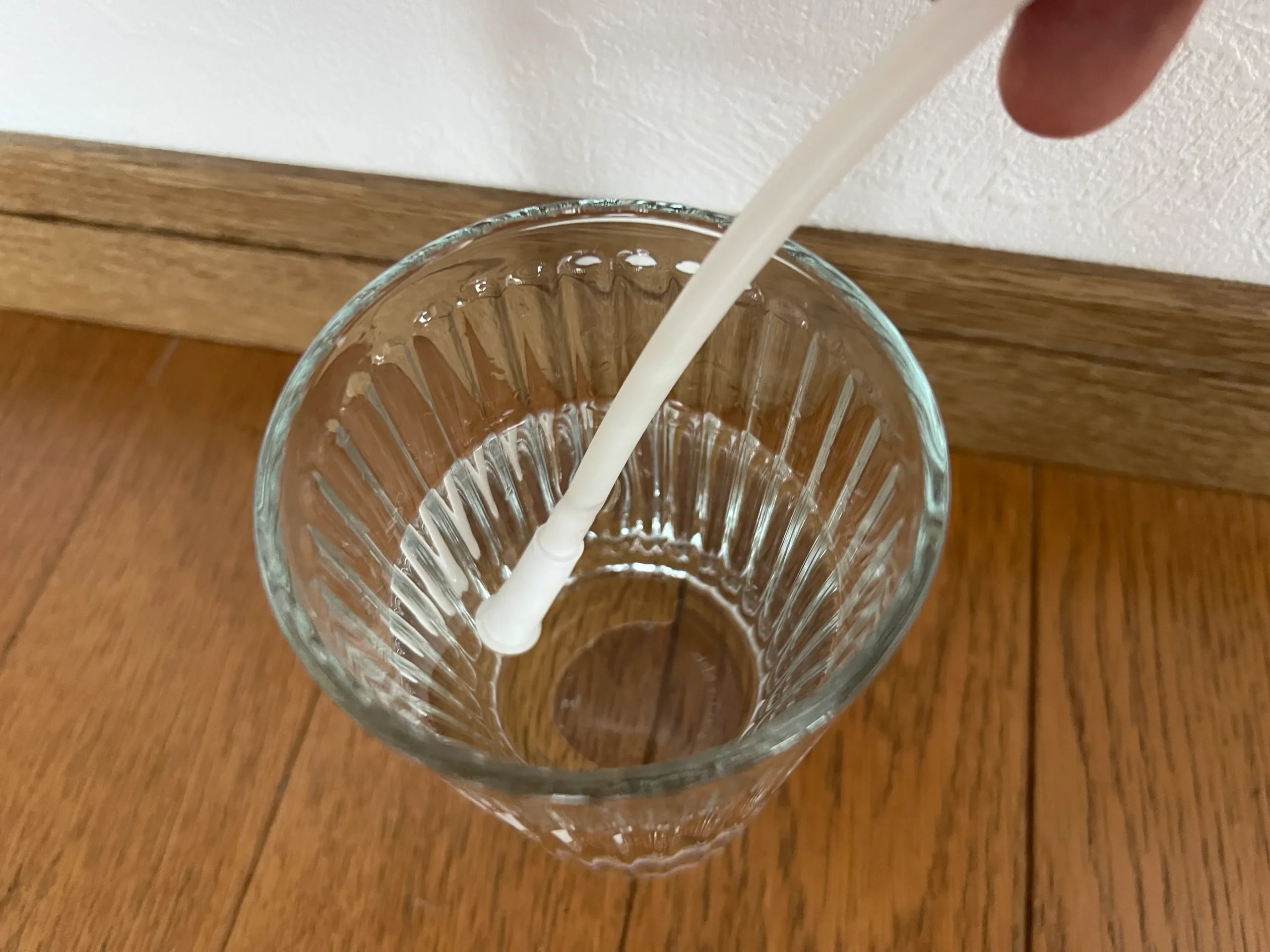 コップの中にカニューレの先端を入れている