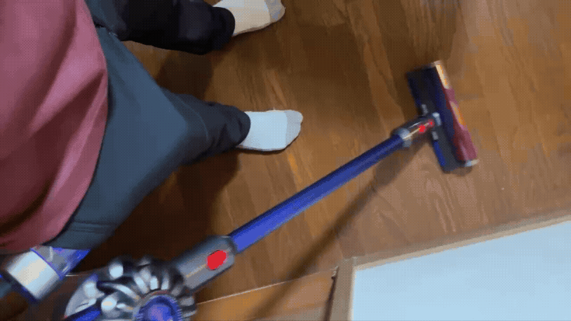 ドクター水素ボトルをポケットに入れて掃除機をかける様子