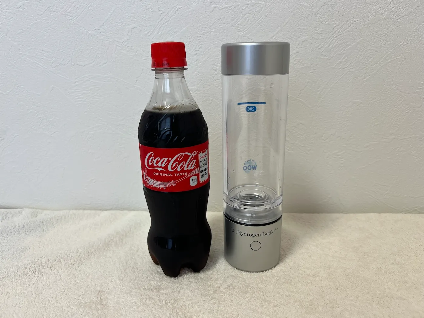 ドクター水素ボトルと500mlのコカ・コーラを並べた写真