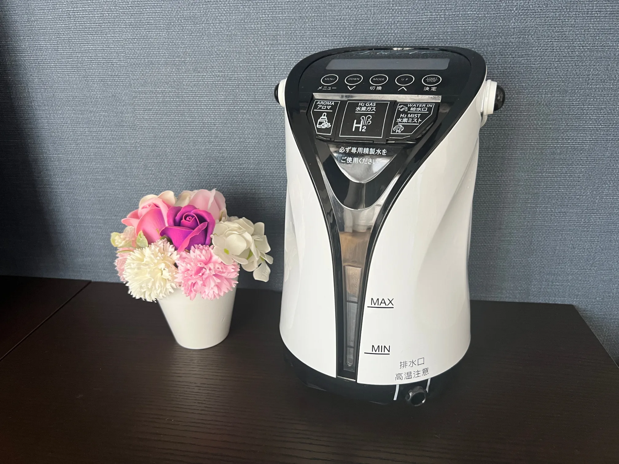 水素吸入器「リタエアー」をテレビ台の上に置いてみた様子