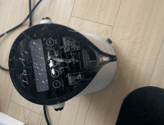 水素吸入器「リタエアー」の満水時に水がガス排出口から溢れ出る様子