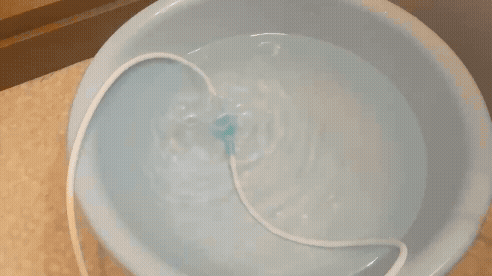 毎分1000mlの水素ガスを水の中で噴射している様子