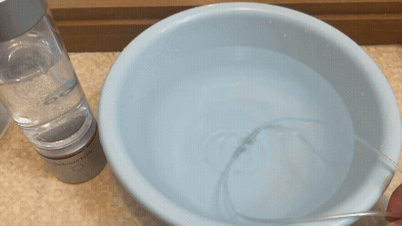 ドクター水素ボトルの水素ガスを水の中で噴射している様子