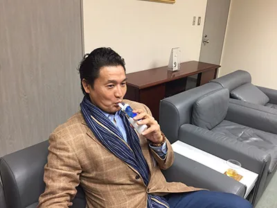 貴乃花親方が水素吸入器を使っている様子