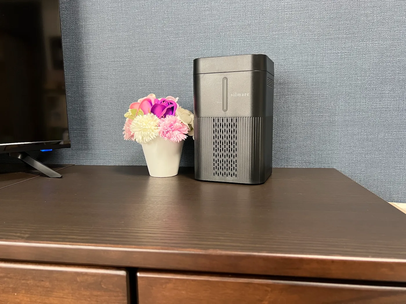 ガウラの水素吸入器「シルマーレパルス120」をテレビ台の上に置いている様子