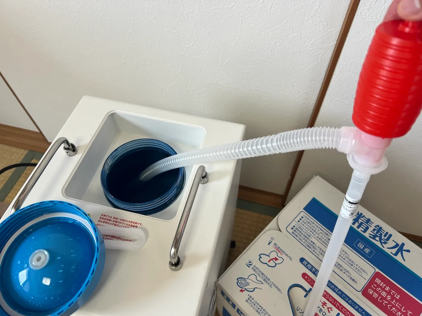 メイクメディカルの水素吸入器への給水は灯油ポンプを使用して行う