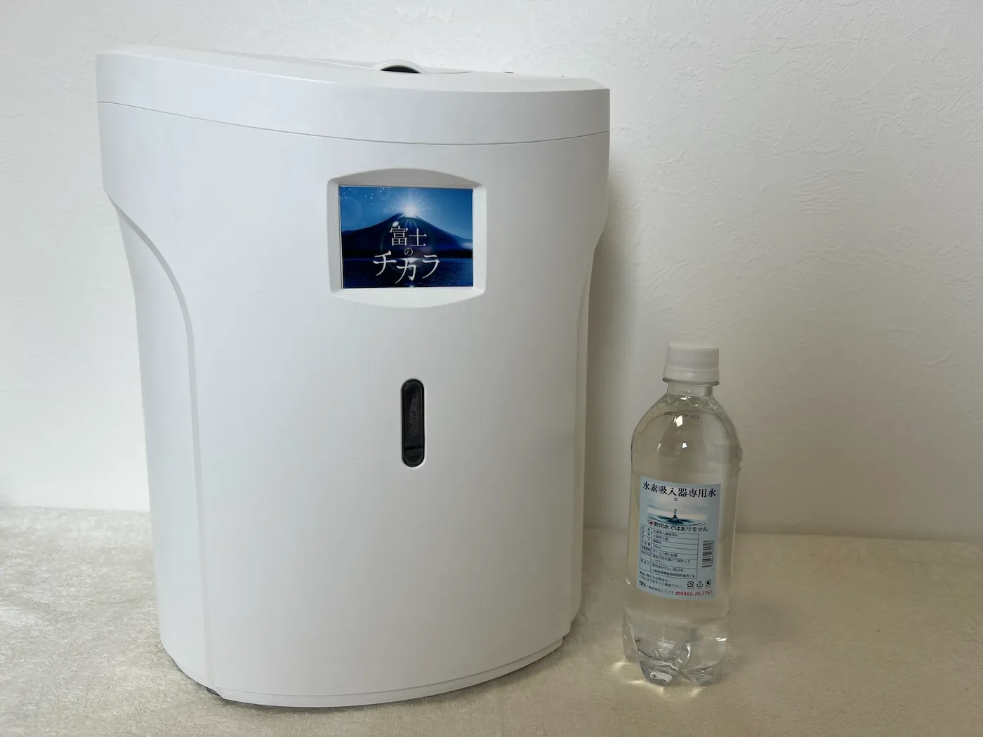 トライズの水素吸入器「富士のチカラ」の本体と付属の専用水