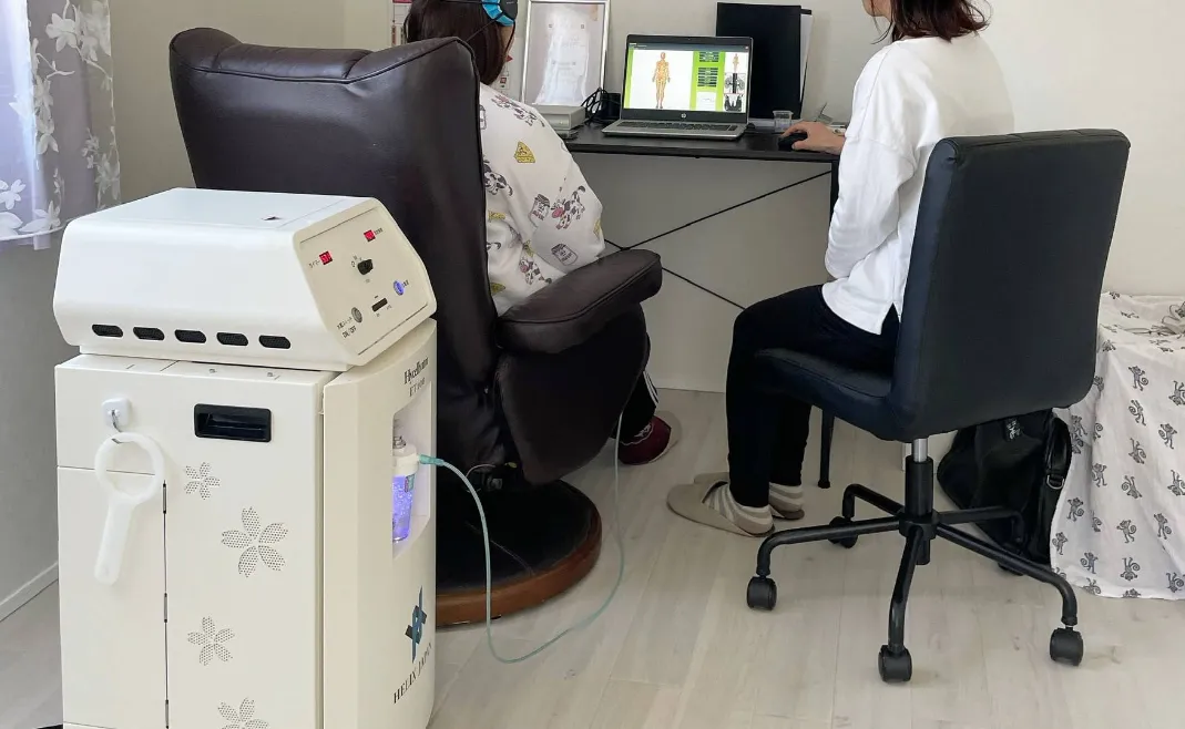 埼玉県さいたま市内で水素吸入ができるサロン「健康サロン リレア」の診断風景